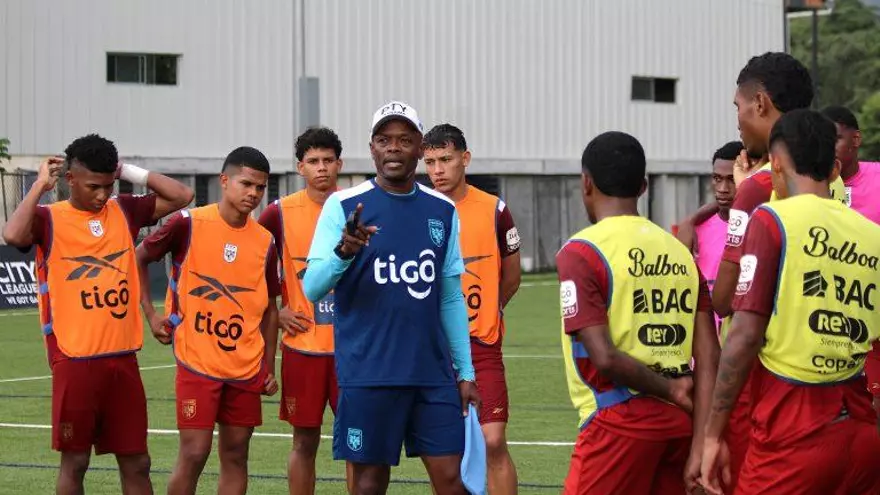 El técnico Jorge Dely Valdés habla con jugadores de la selección Sub 20 de Panamá