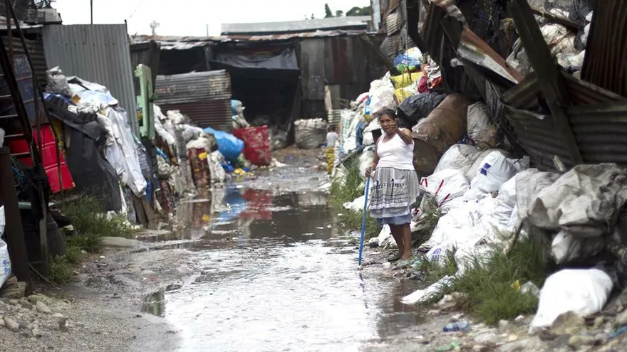 De acuerdo con la Coordinadora Nacional para la Reducción de Desastres (Conred), el invierno que se inició en mayo pasado y concluye en noviembre próximo, ha provocado un total de 173 incidentes, entre inundaciones y deslizamientos en varios puntos del país centroamericano.