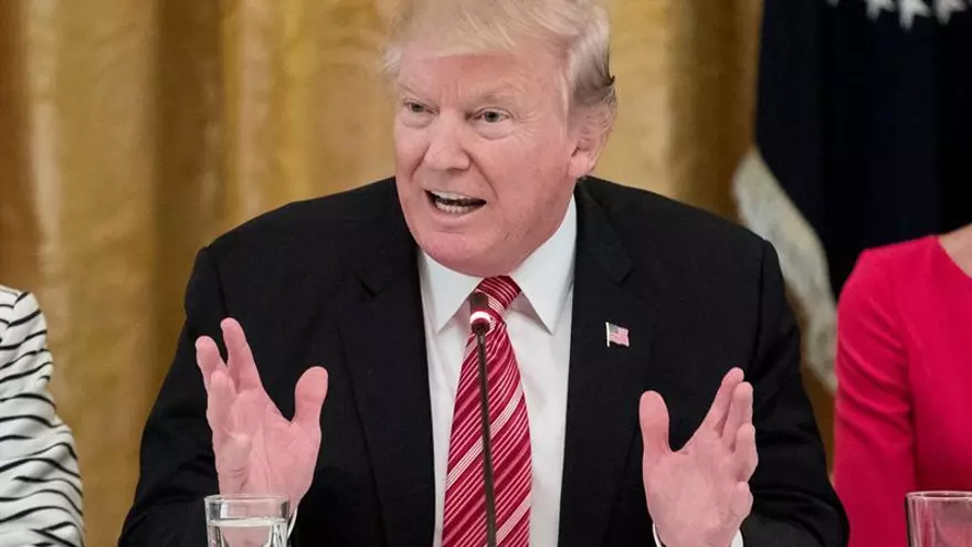 El presidente estadounidense Donald Trump habla durante una reunión con senadores republicanos para discutirla reforma sanitaria, en La Casa Blanca, en Washington (EE.UU.), el 27 de junio de 2017.