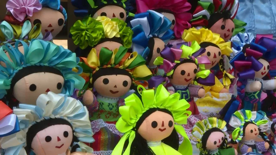 Tradicional muñeca Lele ayuda a subsistir a comunidad indígena mexicana en la pandemia