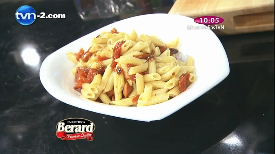 Receta - Pasta Penne salteada con salchichas de pavo con tomates confitados"