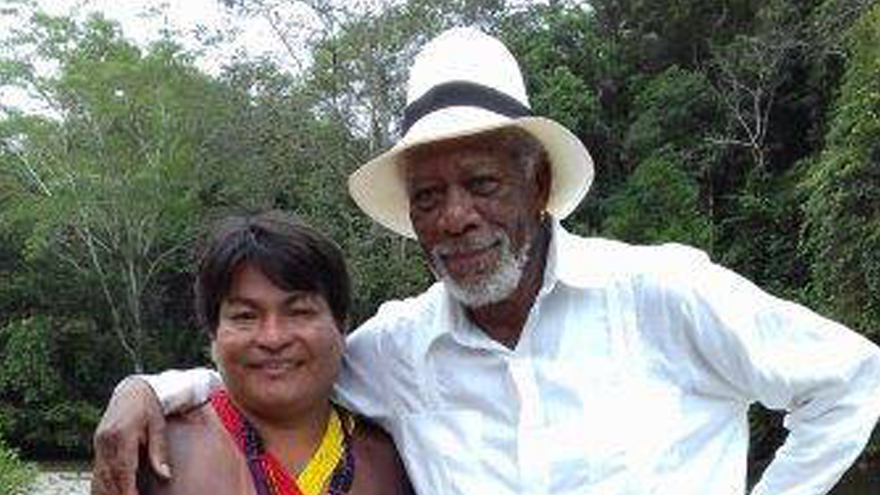 El actor Morgan Freeman durante su visita en la comunidad Emberá este miércoles 3 de mayo.