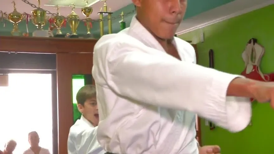 Campeones de karate sin apoyo