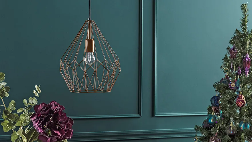 Esmerarnos en cómo colocar los cubiertos y cuáles son los mejores tonos para decorar la mesa es un detalle más en Navidad.