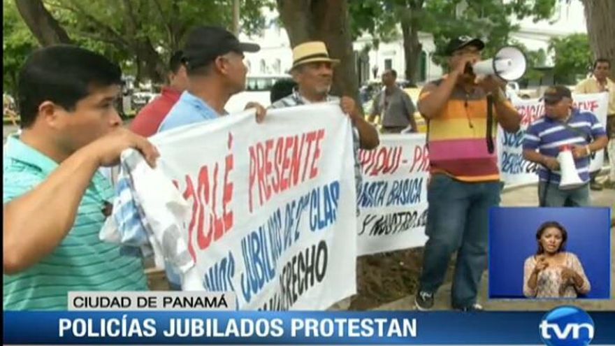 Policías jubilados protestan en el Ministerio Público