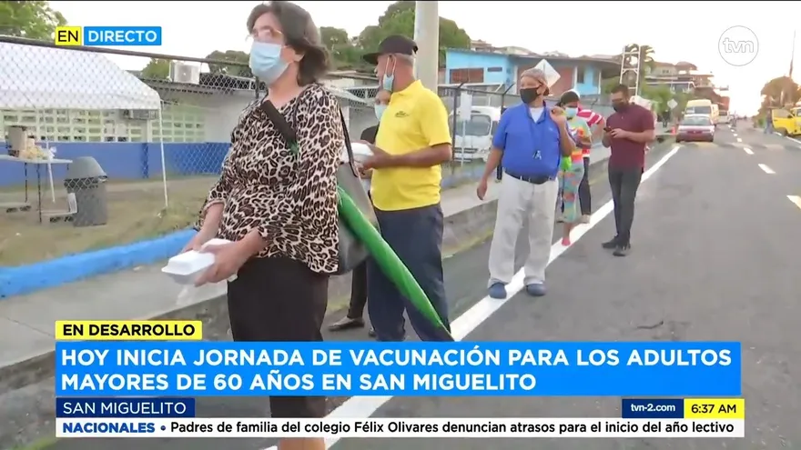 Adultos mayores madrugan para vacunarse