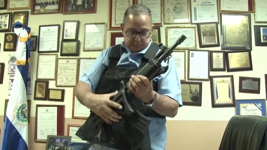 El alcalde que patrulla armado su asediado pueblo en El Salvador