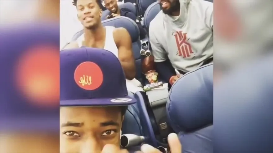 La imperdible cara de Carmelo Anthony con todo el avión de karaoke