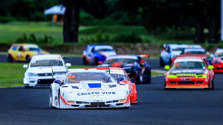 Vehículos en competencia dentro de la categoría TCR en el Autódromo de Panamá