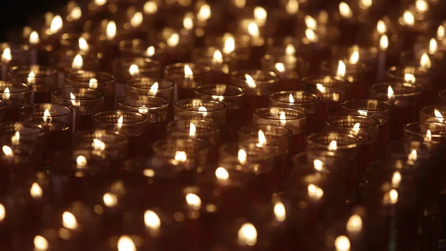 Lámparas iluminan un templo en Indonesia