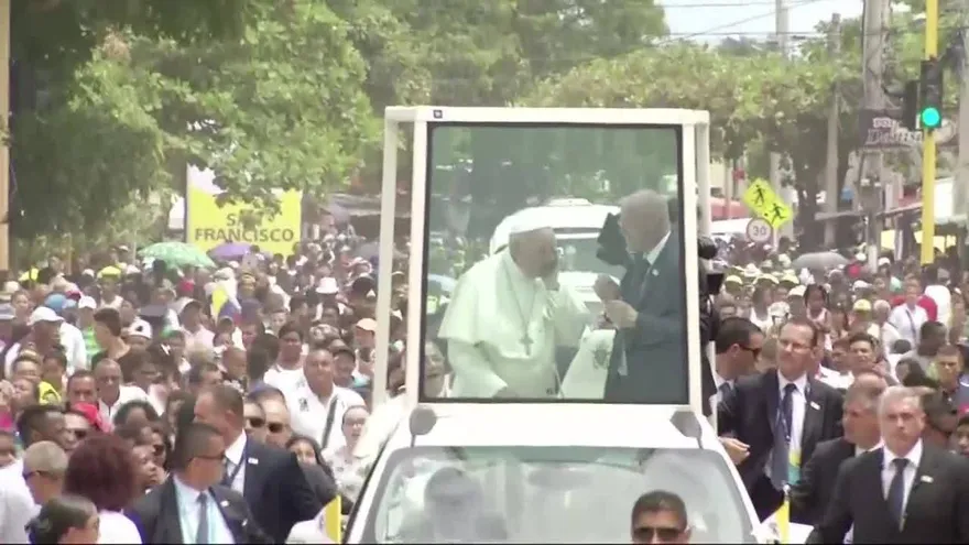 Papa Francisco se hirió el rostro al golpearse con papamóvil