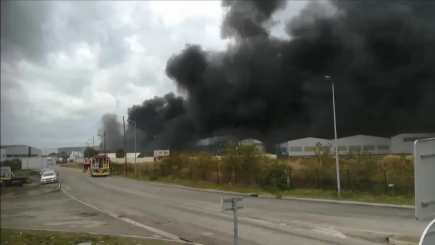 Un incendio en una planta industrial en Francia hace temer la contaminación del río Sena