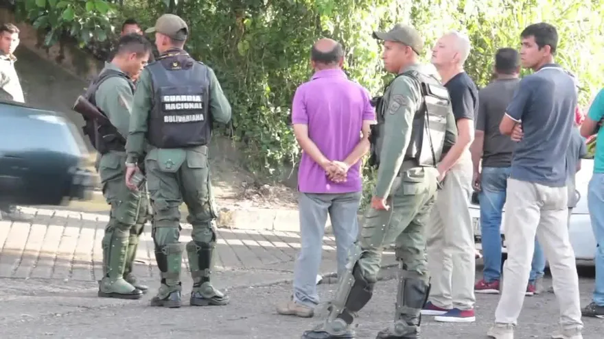 Venezolanos viven calvario para conseguir gasolina en frontera
