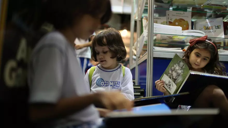 Varias niñas leen libros