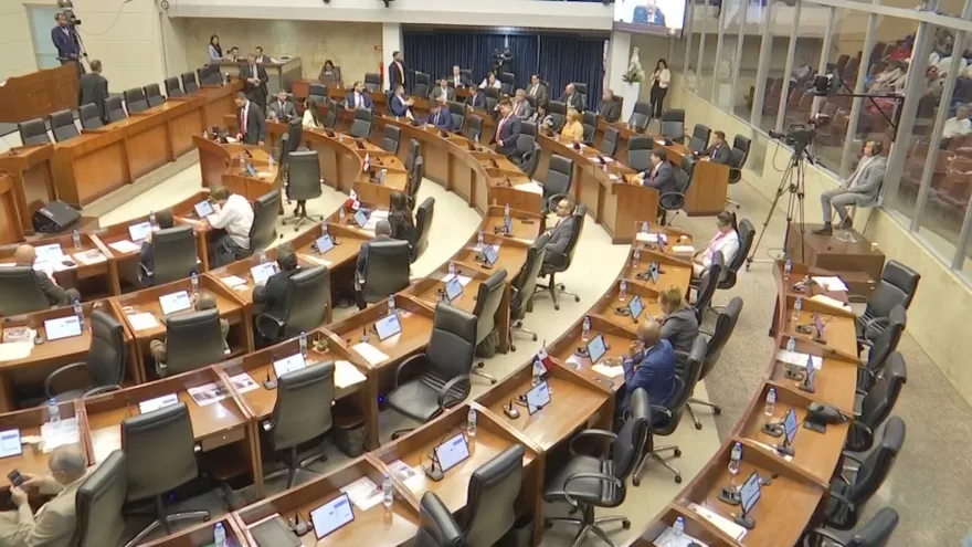 Polémica por seguros privados pagados con dinero público: Diputados piden eliminar beneficio.