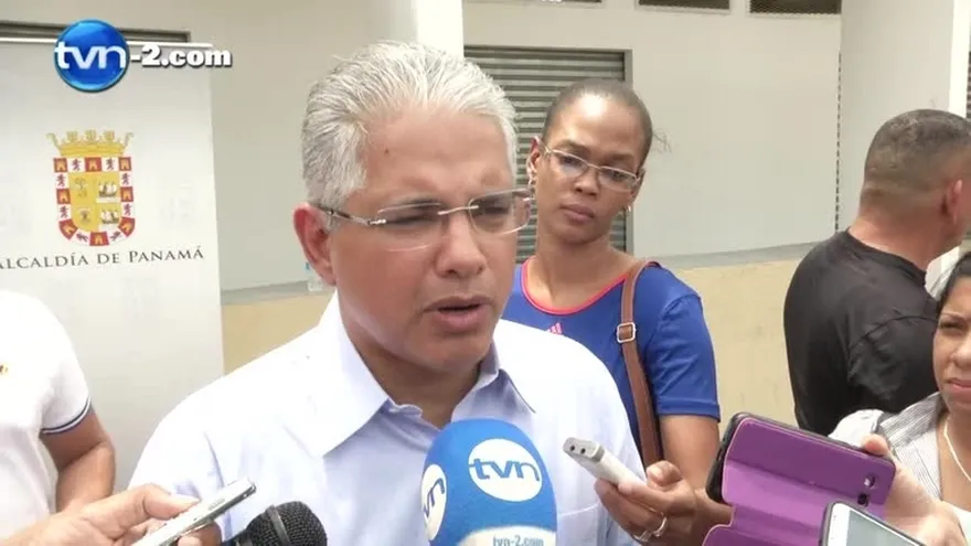 Policía Nacional busca limpiar calle Uruguay