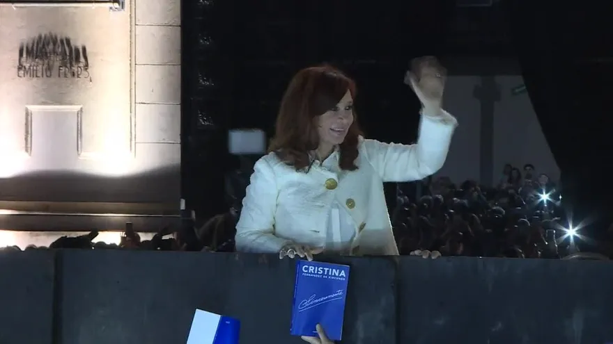 Una multitud aclama a Kirchner en lanzamiento de su libro