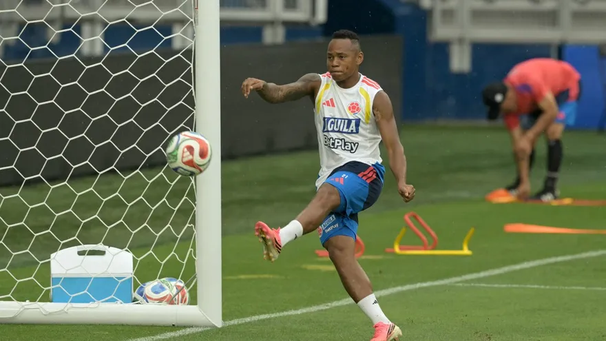 Jáminton Campaz en un entrenamiento de la Selección de Colombia