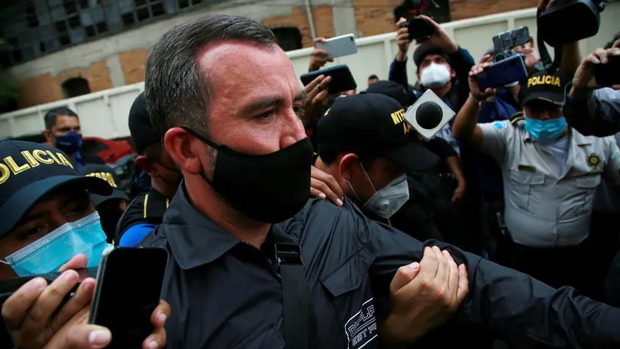 Exministro guatemalteco acusado de corrupción se entrega a la justicia