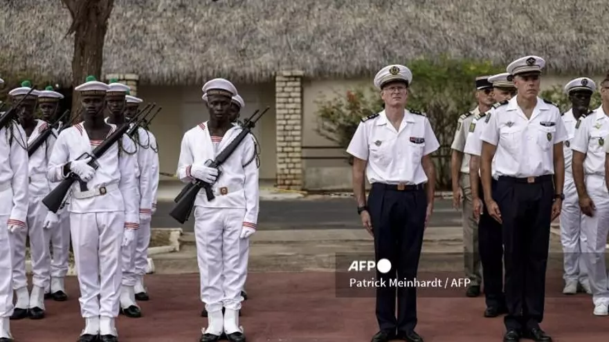 Ejército francés sale de Senegal y cierra retirada de África occidental y central.