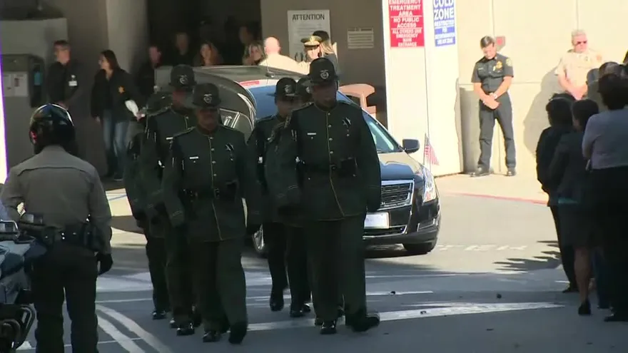 Exsoldado mata a tiros a 12 personas en bar de California