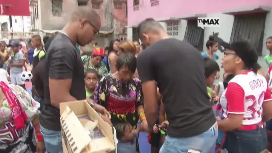 Jugadores de la Sele llevan alegría a los barrios