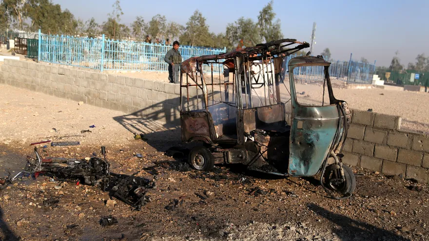 El número de civiles muertos hoy en un atentado con motocicleta bomba durante la celebración del funeral de un político local en la provincia de Nangarhar, en el este de Afganistán, ha aumentado a 17 y el de heridos a 13, informó a Efe una fuente oficial.