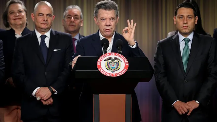 El presidente de Colombia, Juan Manuel Santos (c), habla junto a miembros de su gabinete ministerial en el Palacio de Nariño de Bogotá (Colombia) luego de firmar la convocatoria al plebiscito para refrendar el acuerdo de paz rubricado la semana pasada con las FARC en Cuba.