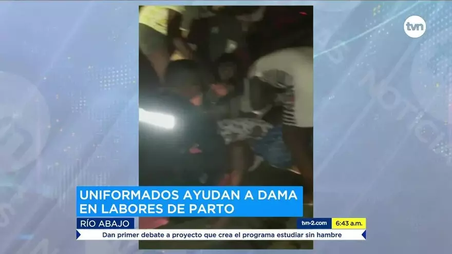Agentes policiales ayudan a mujer en labores de parto