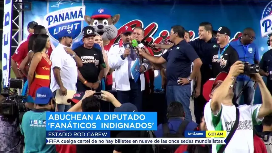Abuchean a diputado Robinson en partido béisbol