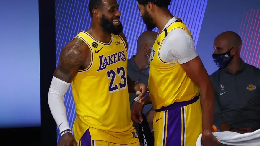 LeBron James (i) y Anthoy Davis (d)