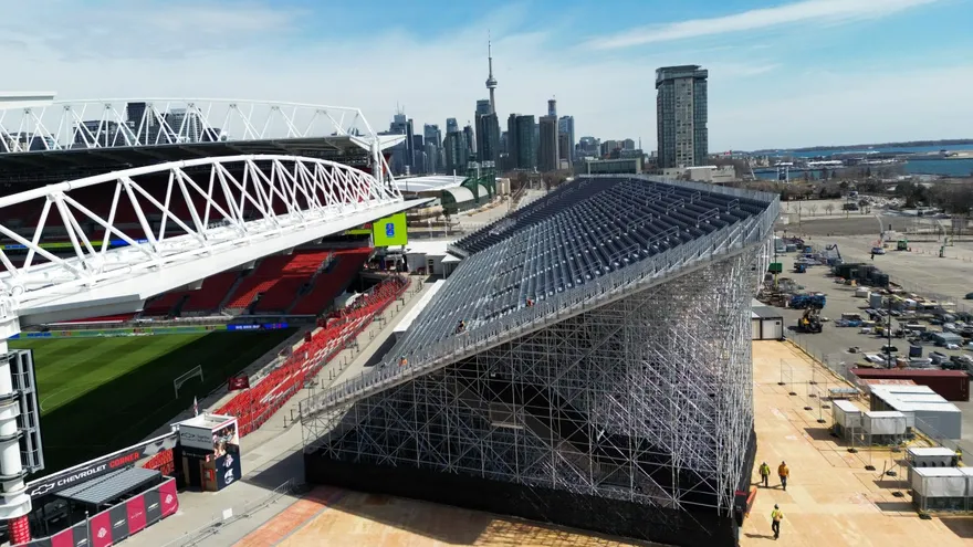 Vista de las tribunas temporales colocadas en el BMO Field para el Mundial 2026