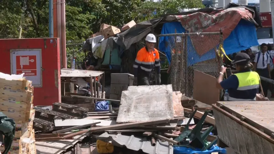 Desalojan a buhoneros de la estación del Metro en la 24 de diciembre