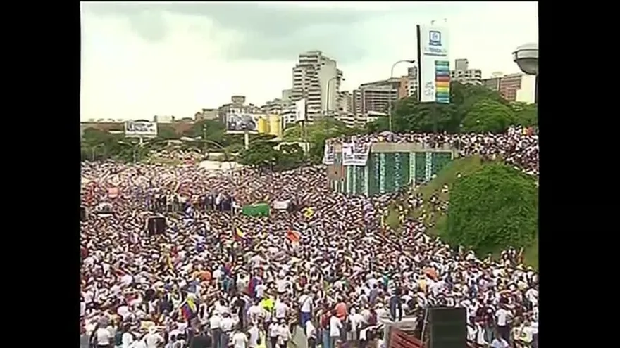 Oposición venezolana realiza manifestación masiva