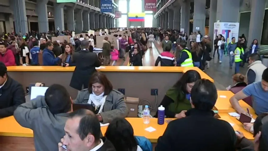 Miles de ecuatorianos eligen en España a su nuevo presidente