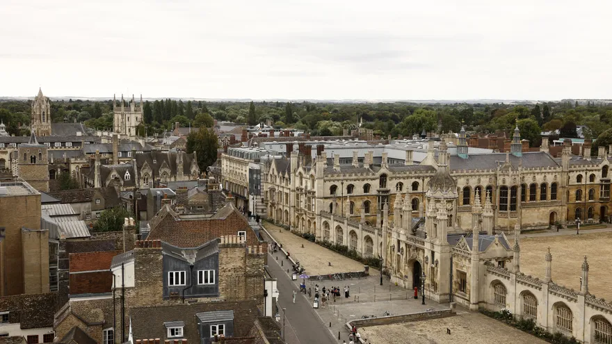 Universidad de Cambridge aparece en una imagen tomada desde King’s Parade.