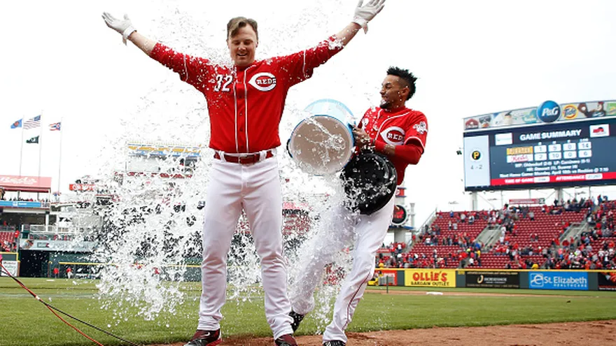 Jay Bruce recibe el baño de los triunfadores por parte de Billy Hamilton