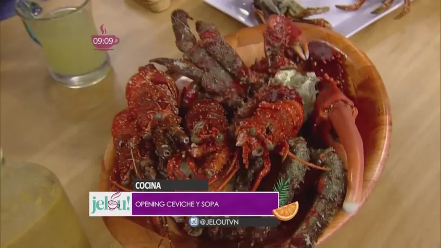 Brochetas de langostinos acompañados de papines salteados