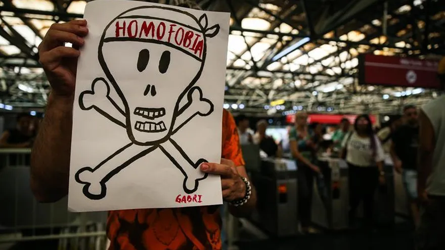 Medio centenar de personas protestan hoy, martes 27 de diciembre de 2016, en la estación Dom Pedro II en Sao Paulo, (Brasil), contra la homofobia después de que un vendedor ambulante sufriera una paliza mortal en la estación de metro tras intentar defender a un transexual.