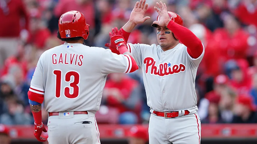 Carlos 'Calicho' Ruiz (de frente) felicita a Freddy Galvis por el jonrón
