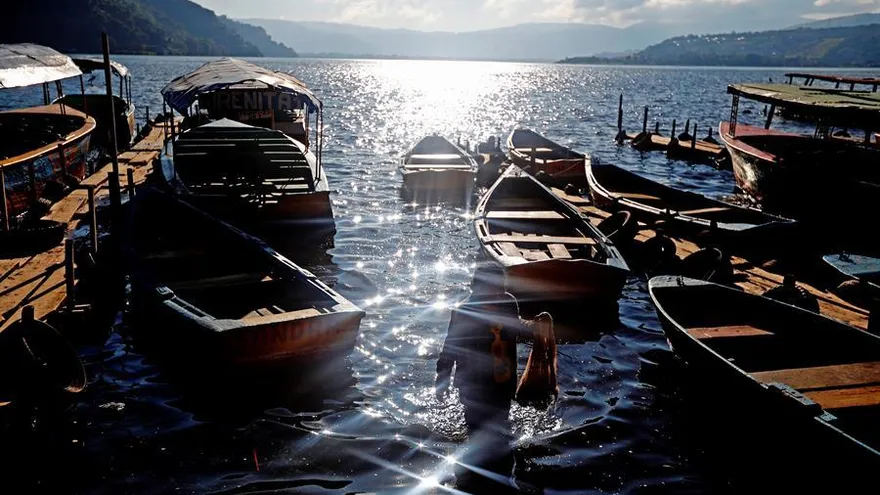 Una mujer pesca en el lago de Amatitlán, el cuerpo de agua más grande cercano a la Ciudad de Guatemala.