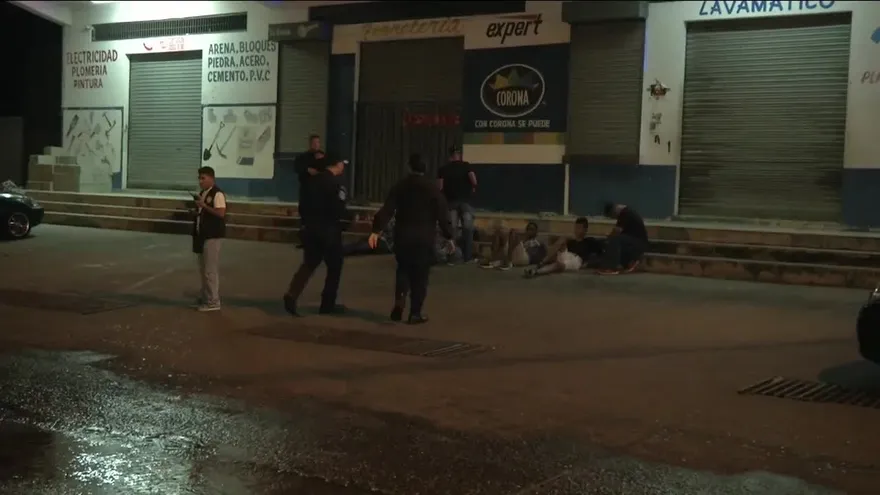 Roban en una pizzería y seguridad resulta herido