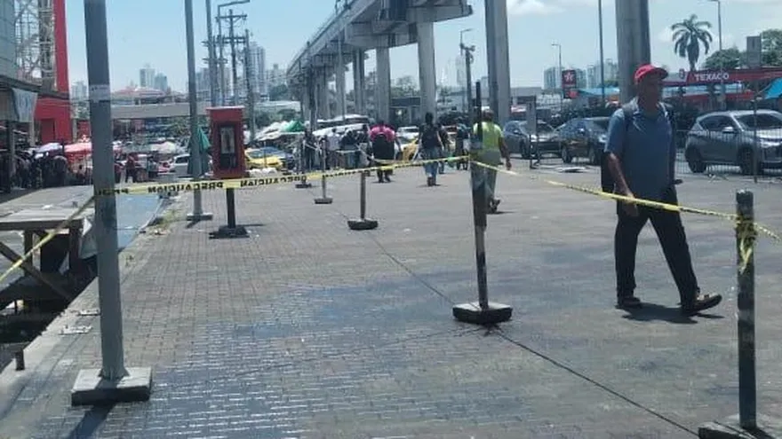 Una persona camina por las inmediaciones de la estación San Miguelito del Metro de Panamá, luego del desalojo de vendedores