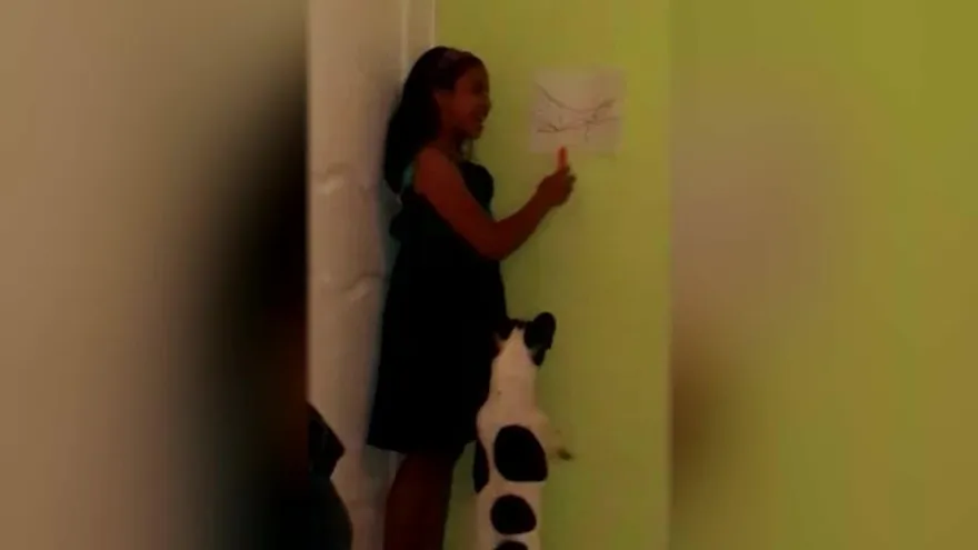 Niña presenta el pronóstico del tiempo