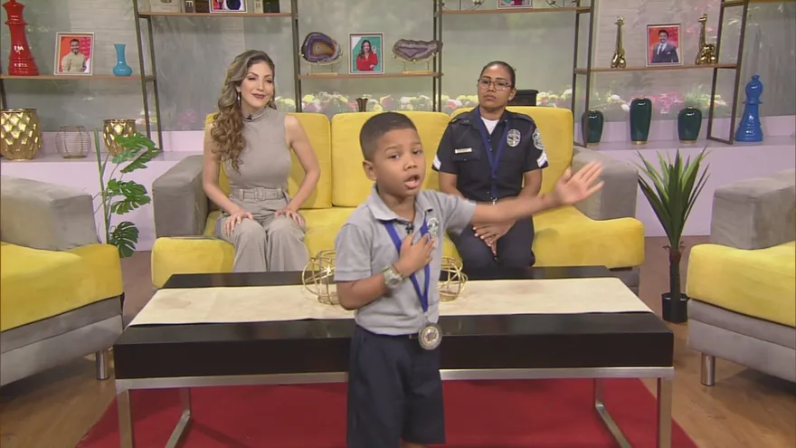 Niño ganador de concurso de oratoria.