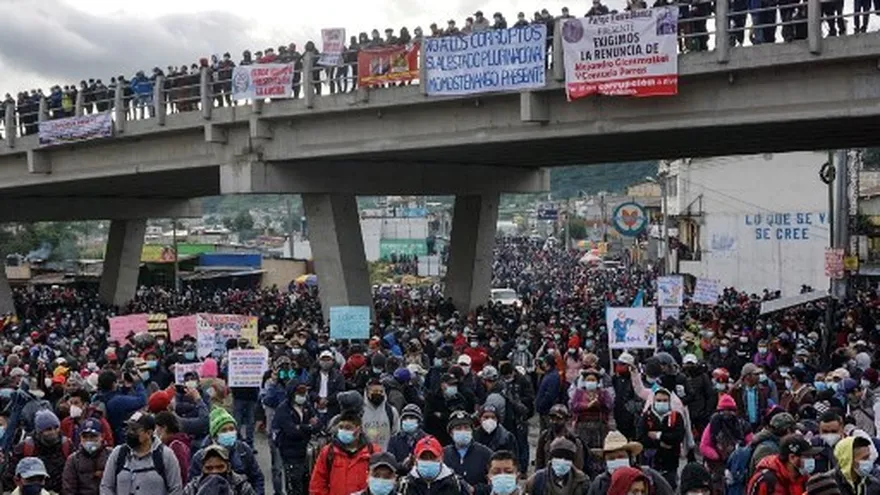 Guatemaltecos cerraron vías para exigir la renuncia de Giammattei