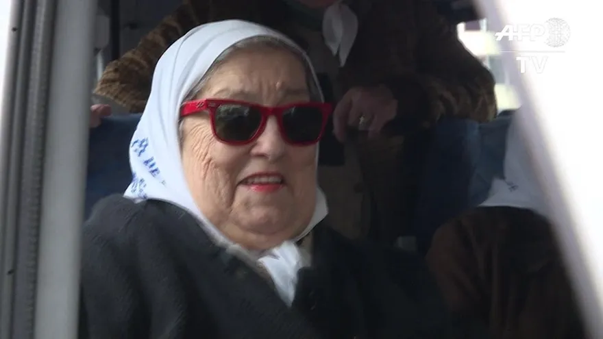 Juez ordena detener a líder de Madres de Plaza de Mayo