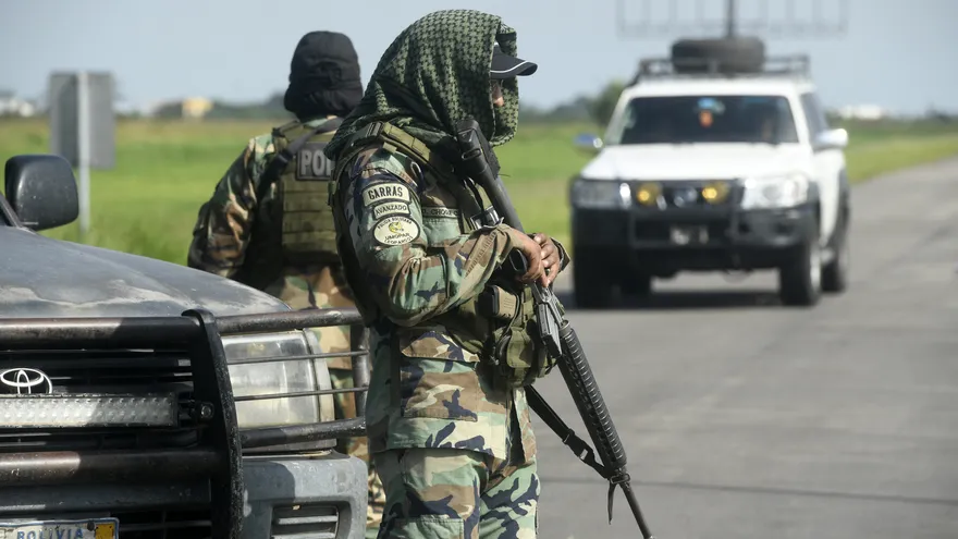 Agentes de policía montan guardia en el aeropuerto Viru Viru de Santa Cruz, Bolivia, donde, según informes, el presunto narcotraficante uruguayo Sebastián Marset