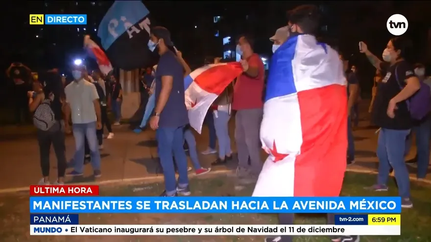 Manifestantes protestas cerca del sede del PRD