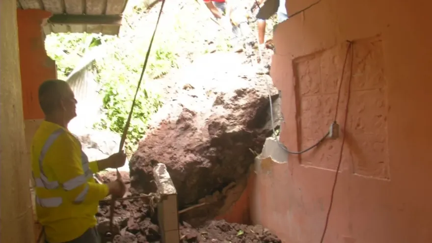 Roca cayó sobre una casa